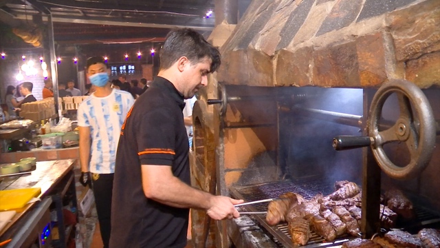 Không chỉ có Messi và nỗi khát khao cúp vàng World Cup, Argentina còn có thịt bò nướng tảng - món ngon truyền thống khó cưỡng - Ảnh 2.