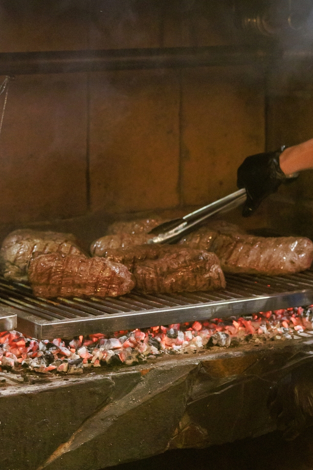 Không chỉ có Messi và nỗi khát khao cúp vàng World Cup, Argentina còn có thịt bò nướng tảng - món ngon truyền thống khó cưỡng - Ảnh 3.