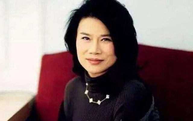 Mẹ đơn thân lăn lộn trên thương trường, trở thành nữ tỷ phú hàng đầu Trung Quốc với nguyên tắc 3 Không: 30 năm đi làm không nghỉ phép, không chèo kéo quan hệ - Ảnh 1. Mẹ đơn thân lăn lộn trên thương trường, trở thành nữ tỷ phú hàng đầu Trung Quốc với nguyên tắc 3 Không: 30 năm đi làm không nghỉ phép, không chèo kéo quan hệ - Ảnh 1.