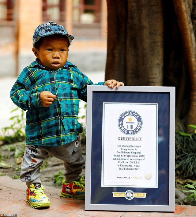 The shortest man in Nepal sets a Guinness World Record - Photo 1.