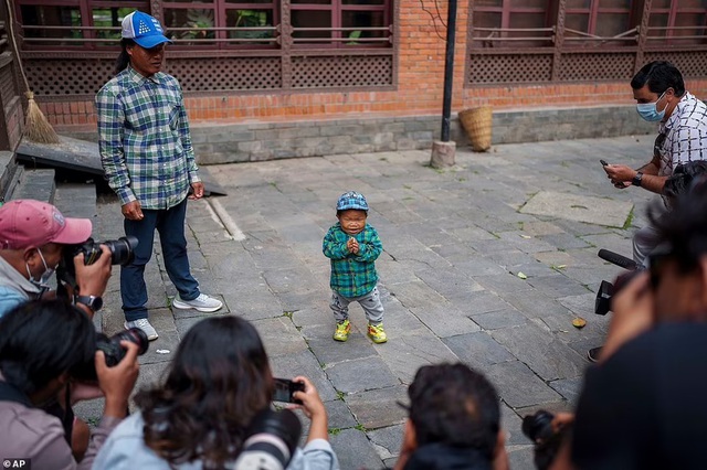 Nepal's shortest man sets a Guinness World Record - Photo 8.