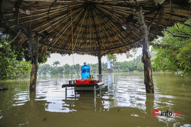 Nước sông lên cao, hàng chục hộ dân ở ngoại ô Hà Nội chìm trong biển nước - Ảnh 13.