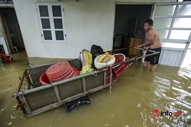Nước sông lên cao, hàng chục hộ dân ở ngoại ô Hà Nội chìm trong biển nước - Ảnh 5.