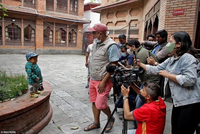 Người lùn nhất Nepal lập kỷ lục Guinness thế giới - Ảnh 3.
