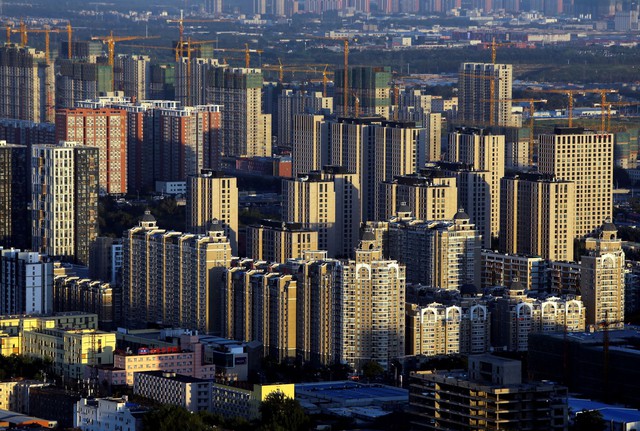 Cách Trung Quốc hồi sinh thị trường bất động sản 2,4 nghìn tỷ USD: Cắt giảm lãi suất, dừng thí điểm thuế tài sản, cho phép nhà đông con mua thêm căn hộ mới - Ảnh 3.