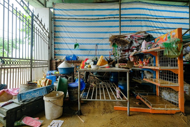 Hà Nội: Người dân vất vả dọn dẹp sau trận mưa lớn đầu mùa, nhiều tài sản hàng trăm triệu trôi theo dòng nước - Ảnh 2.
