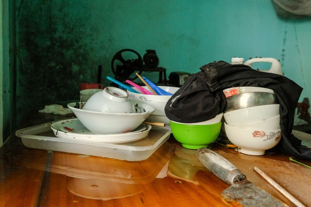 Hà Nội: Người dân vất vả dọn dẹp sau trận mưa lớn đầu mùa, nhiều tài sản hàng trăm triệu trôi theo dòng nước - Ảnh 11. Hà Nội: Người dân vất vả dọn dẹp sau trận mưa lớn đầu mùa, nhiều tài sản hàng trăm triệu trôi theo dòng nước - Ảnh 11.