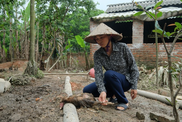 Hà Nội: Người dân vất vả dọn dẹp sau trận mưa lớn đầu mùa, nhiều tài sản hàng trăm triệu trôi theo dòng nước - Ảnh 14.