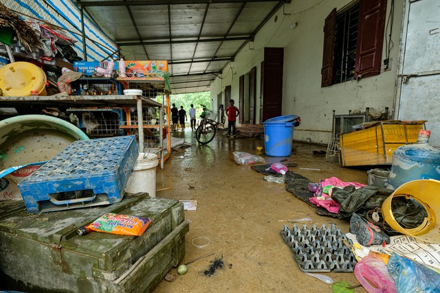 Hà Nội: Người dân vất vả dọn dẹp sau trận mưa lớn đầu mùa, nhiều tài sản hàng trăm triệu trôi theo dòng nước - Ảnh 3.