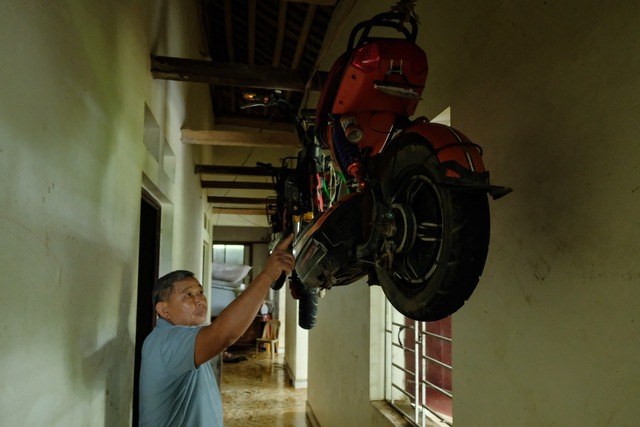 Hà Nội: Người dân vất vả dọn dẹp sau trận mưa lớn đầu mùa, nhiều tài sản hàng trăm triệu trôi theo dòng nước - Ảnh 7. Hà Nội: Người dân vất vả dọn dẹp sau trận mưa lớn đầu mùa, nhiều tài sản hàng trăm triệu trôi theo dòng nước - Ảnh 7.