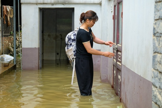 Hà Nội: Người dân vất vả dọn dẹp sau trận mưa lớn đầu mùa, nhiều tài sản hàng trăm triệu trôi theo dòng nước - Ảnh 9.