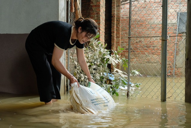 Hà Nội: Người dân vất vả dọn dẹp sau trận mưa lớn đầu mùa, nhiều tài sản hàng trăm triệu trôi theo dòng nước - Ảnh 10.