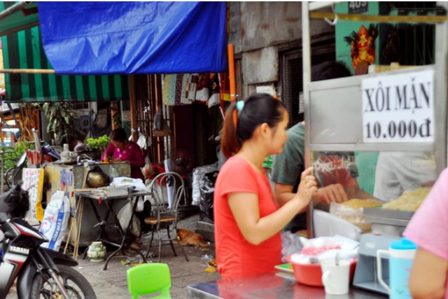 Kỳ lạ tiệm xôi nhà xác giữa lòng Sài Gòn: Khung cảnh đượm chất u tịch, vừa ăn vừa run nhưng hơn 40 năm vẫn tấp nập người xếp hàng - Ảnh 1.