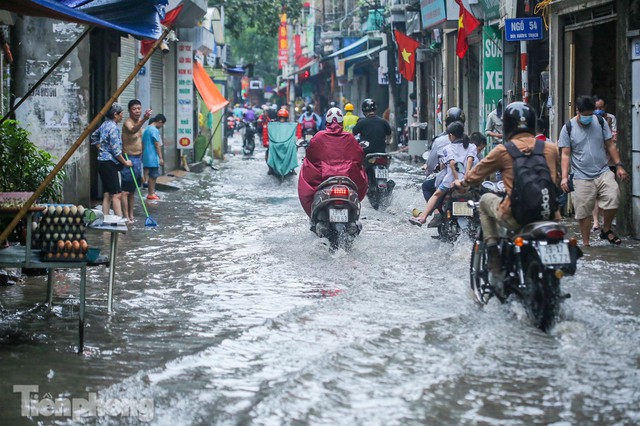 Phố phường Hà Nội ngập trong biển nước chỉ sau 20 phút mưa rào - Ảnh 1.