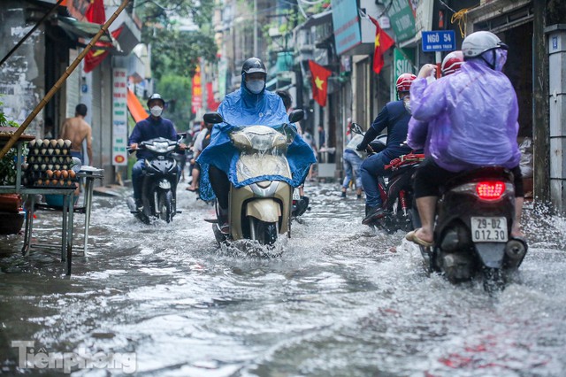 Phố phường Hà Nội ngập trong biển nước chỉ sau 20 phút mưa rào - Ảnh 2.