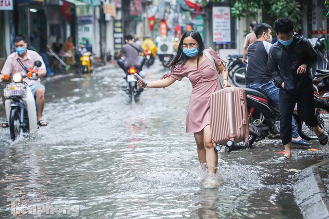 Phố phường Hà Nội ngập trong biển nước chỉ sau 20 phút mưa rào - Ảnh 11.