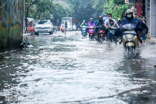 Phố phường Hà Nội ngập trong biển nước chỉ sau 20 phút mưa rào - Ảnh 12.