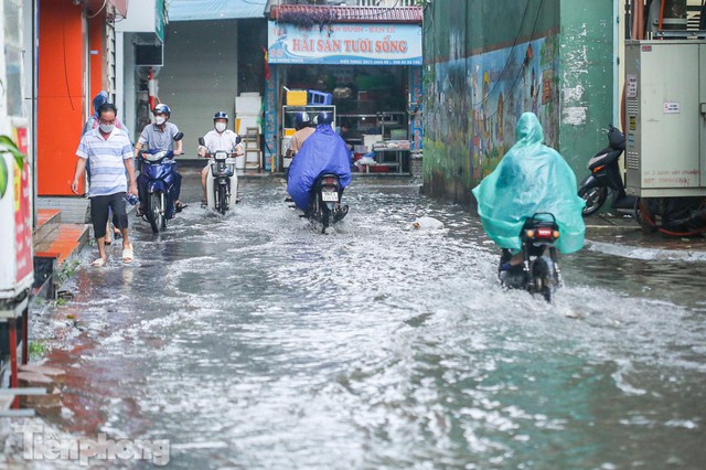 Phố phường Hà Nội ngập trong biển nước chỉ sau 20 phút mưa rào - Ảnh 13.