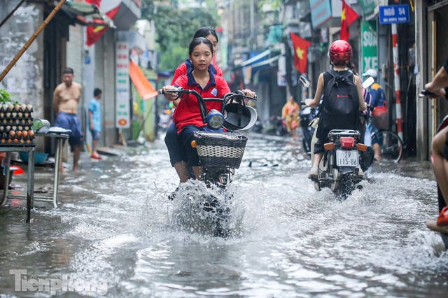 Phố phường Hà Nội ngập trong biển nước chỉ sau 20 phút mưa rào - Ảnh 3.