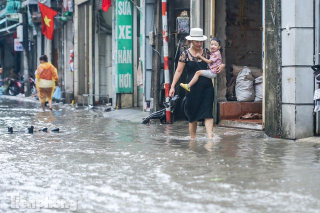 Phố phường Hà Nội ngập trong biển nước chỉ sau 20 phút mưa rào - Ảnh 4.