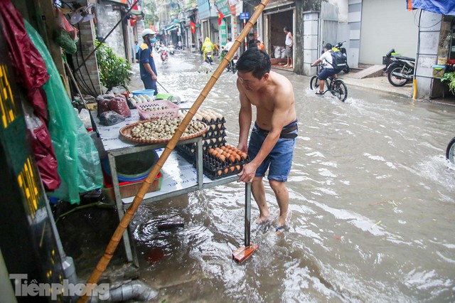 Phố phường Hà Nội ngập trong biển nước chỉ sau 20 phút mưa rào - Ảnh 5.