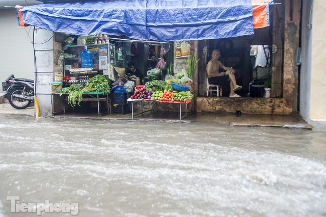 Phố phường Hà Nội ngập trong biển nước chỉ sau 20 phút mưa rào - Ảnh 6.