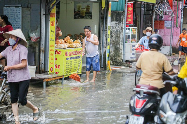 Phố phường Hà Nội ngập trong biển nước chỉ sau 20 phút mưa rào - Ảnh 8.