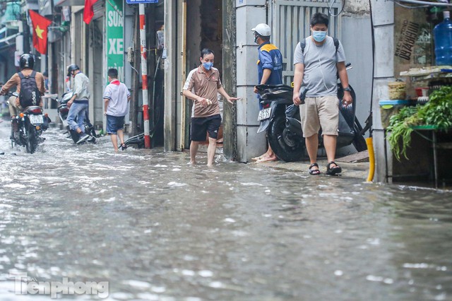 Phố phường Hà Nội ngập trong biển nước chỉ sau 20 phút mưa rào - Ảnh 9.