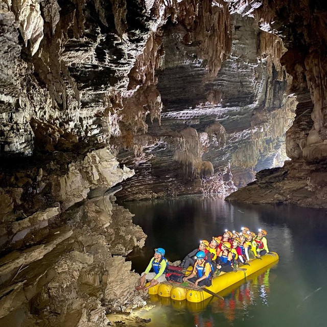 Hang Tú Làn có gì mà dạo này nhiều người tới trekking đến thế? Ngay cả hội chị em văn phòng cũng vác túi lên đường! - Ảnh 1.