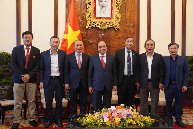  Chủ tịch nước Nguyễn Xuân Phúc gặp mặt, tặng quà HLV Park Hang-seo và Mai Đức Chung  - Ảnh 2.
