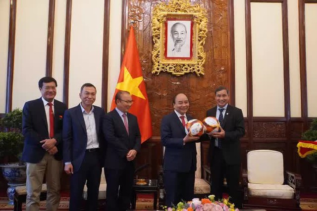 Chủ tịch nước Nguyễn Xuân Phúc gặp mặt, tặng quà HLV Park Hang-seo và Mai Đức Chung  - Ảnh 11.