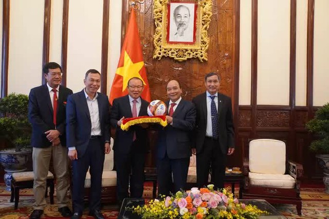  Chủ tịch nước Nguyễn Xuân Phúc gặp mặt, tặng quà HLV Park Hang-seo và Mai Đức Chung  - Ảnh 12.