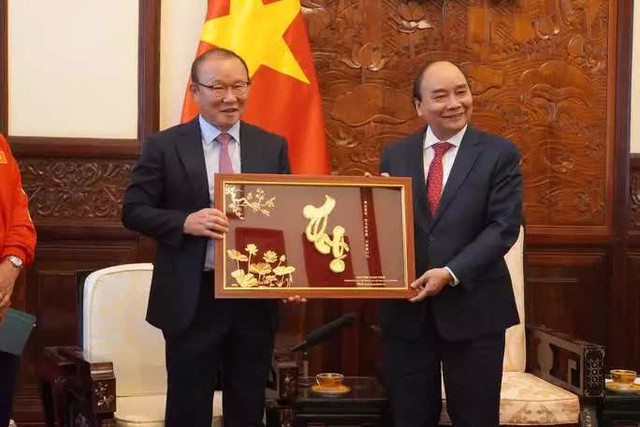  Chủ tịch nước Nguyễn Xuân Phúc gặp mặt, tặng quà HLV Park Hang-seo và Mai Đức Chung  - Ảnh 3.