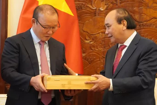  Chủ tịch nước Nguyễn Xuân Phúc gặp mặt, tặng quà HLV Park Hang-seo và Mai Đức Chung  - Ảnh 4.