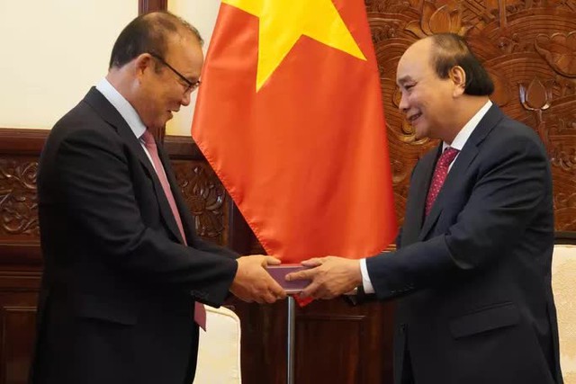  Chủ tịch nước Nguyễn Xuân Phúc gặp mặt, tặng quà HLV Park Hang-seo và Mai Đức Chung  - Ảnh 5.