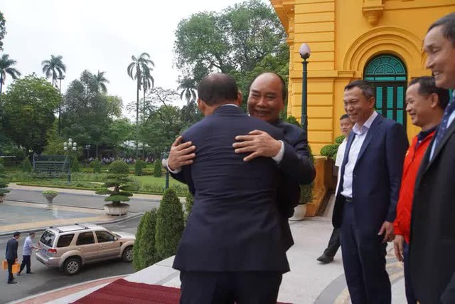  Chủ tịch nước Nguyễn Xuân Phúc gặp mặt, tặng quà HLV Park Hang-seo và Mai Đức Chung  - Ảnh 6.