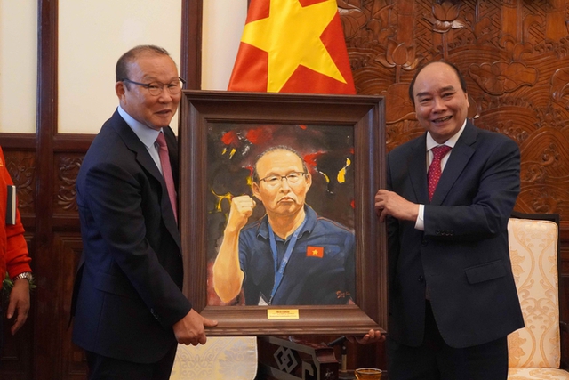  Chủ tịch nước Nguyễn Xuân Phúc gặp mặt, tặng quà HLV Park Hang-seo và Mai Đức Chung  - Ảnh 7.