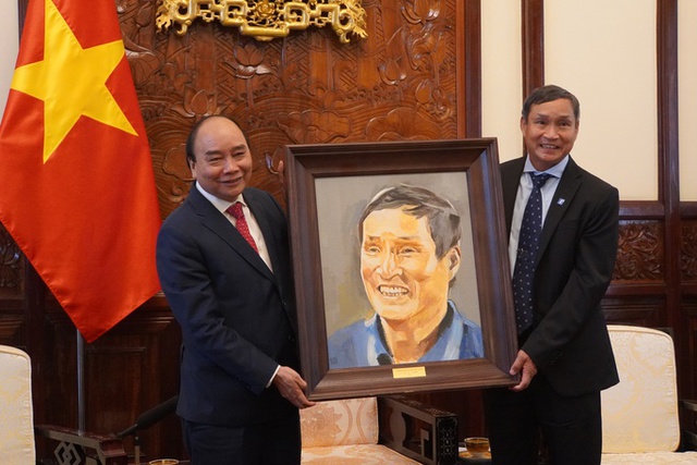  Chủ tịch nước Nguyễn Xuân Phúc gặp mặt, tặng quà HLV Park Hang-seo và Mai Đức Chung  - Ảnh 8.