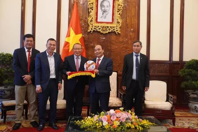  Chủ tịch nước Nguyễn Xuân Phúc gặp mặt, tặng quà HLV Park Hang-seo và Mai Đức Chung  - Ảnh 10.