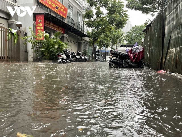 Mưa cực lớn, phố phường Hà Nội biến thành những dòng sông - Ảnh 1.