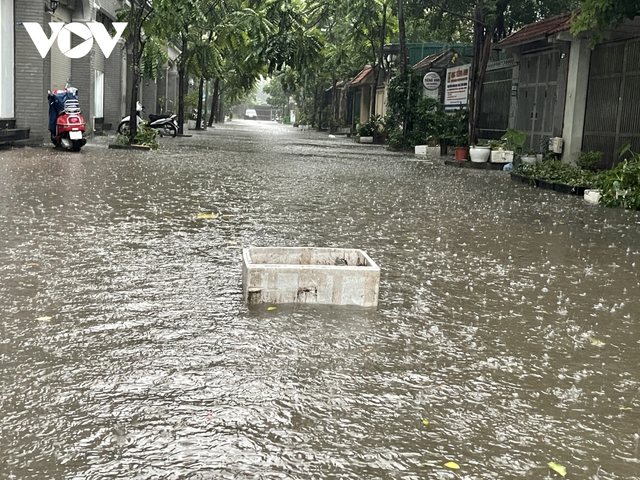 Mưa cực lớn, phố phường Hà Nội biến thành những dòng sông - Ảnh 2.
