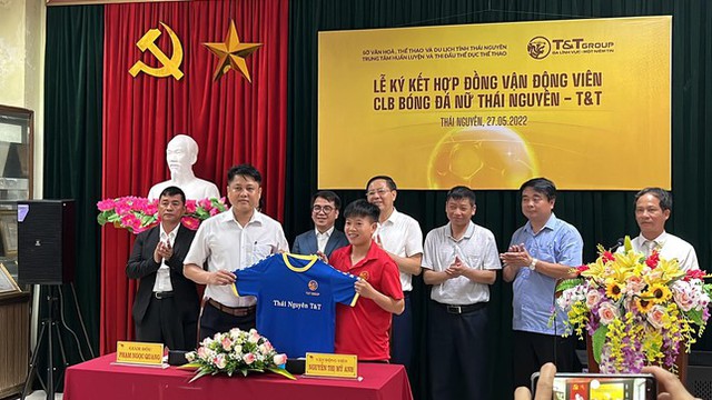  Lần đầu tiên trong lịch sử nữ cầu thủ Việt Nam được nhận tiền lót tay  - Ảnh 1.