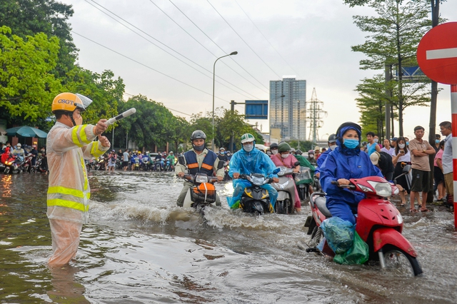  Sau trận mưa ngập, đường phố Hà Nội ùn tắc nghiêm trọng, xe cộ chôn chân nhìn nước rút - Ảnh 1.
