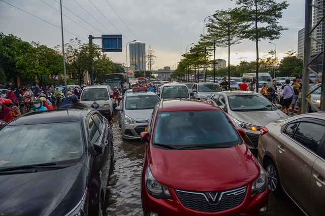  Sau trận mưa ngập, đường phố Hà Nội ùn tắc nghiêm trọng, xe cộ chôn chân nhìn nước rút - Ảnh 2.