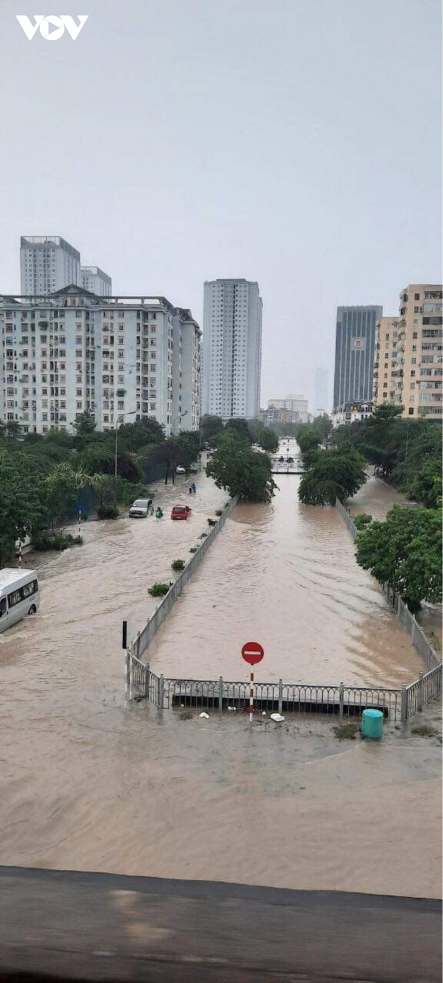 Mưa cực lớn, phố phường Hà Nội biến thành những dòng sông - Ảnh 11.