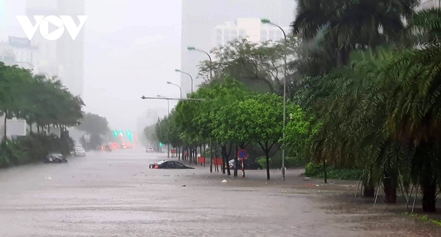 Mưa cực lớn, phố phường Hà Nội biến thành những dòng sông - Ảnh 12.