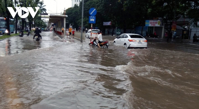 Mưa cực lớn, phố phường Hà Nội biến thành những dòng sông - Ảnh 13.