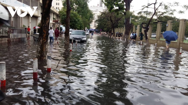 Mưa cực lớn, phố phường Hà Nội biến thành những dòng sông - Ảnh 14.