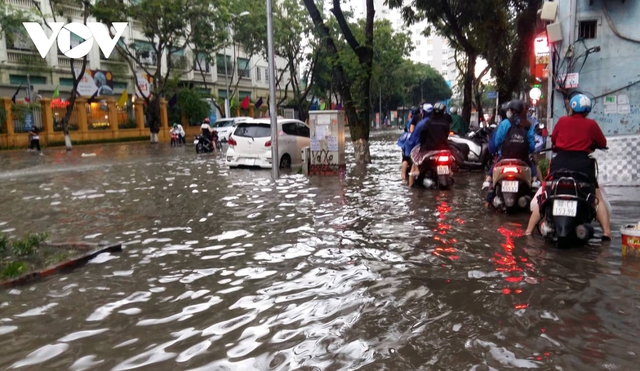 Mưa cực lớn, phố phường Hà Nội biến thành những dòng sông - Ảnh 16.