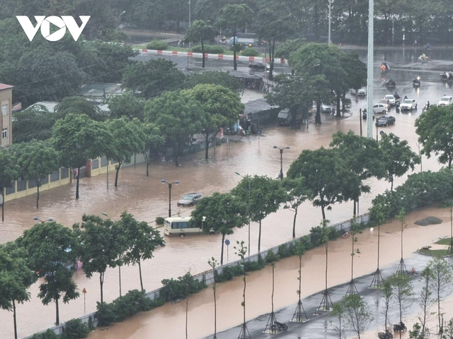 Mưa cực lớn, phố phường Hà Nội biến thành những dòng sông - Ảnh 17.